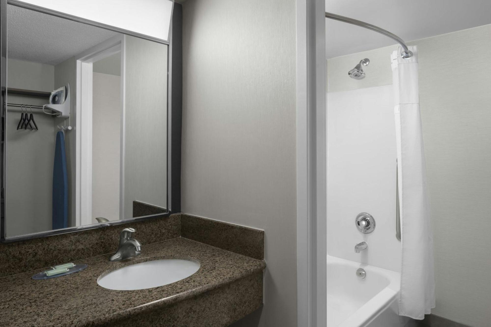 Courtyard By Marriott Buckhead Hotel 3*